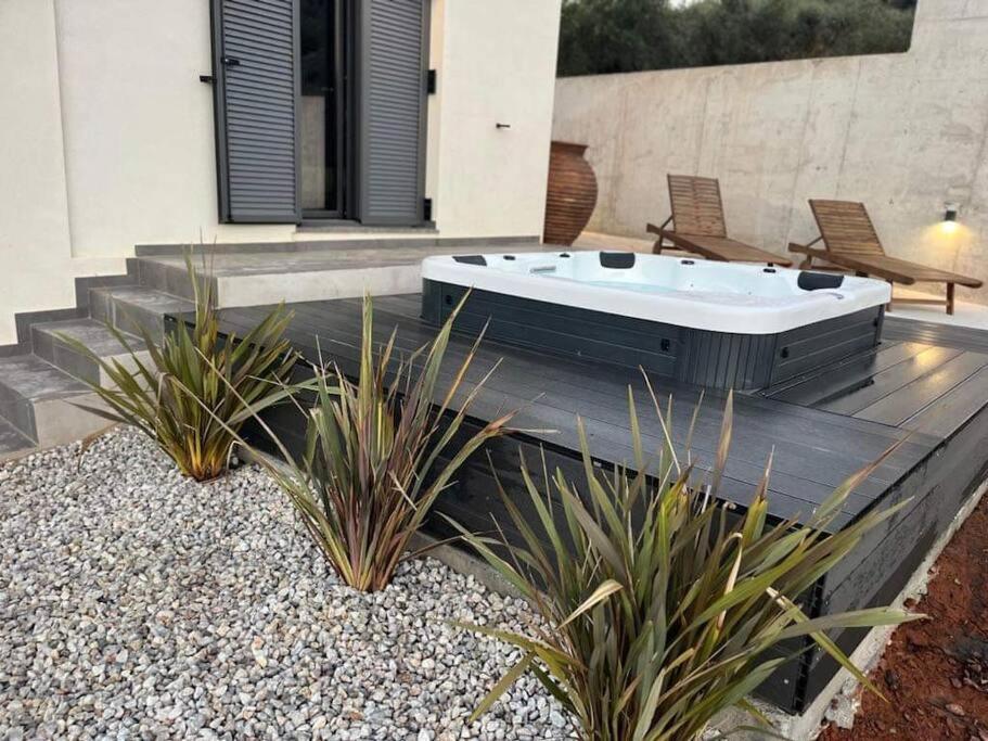 Ek Ornelakis, Luxury Country House With Jacuzzi 하니아 외부 사진